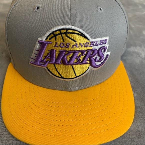 New Era Gray and Yellow Los Angeles Lakers Hat - Picture 1 of 8